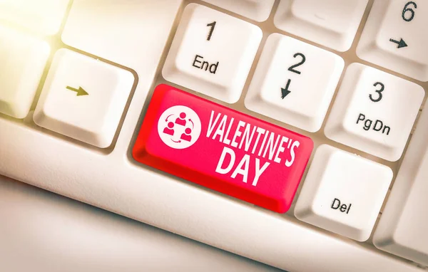 Écriture de texte Valentine S Day. Concept d'affaires pour le temps lorsque vous montrez des sentiments d'amour et d'affection . — Photo