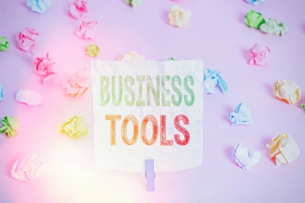 Tekstbord met Business Tools. Conceptuele foto Marketing Methodologieën Processen en Technologieën gebruik Gekleurde verkreukelde papieren lege herinnering roze vloer achtergrond wasknijper. — Stockfoto