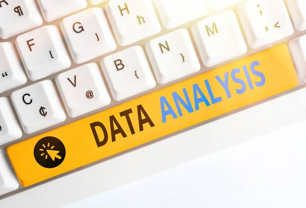 Escritura a mano de texto Análisis de datos. Concepto significado Traducir números a conclusión analítica Pronóstico . — Foto de Stock