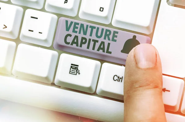 Εννοιολογική γραφή με το χέρι που δείχνει Venture Capital. Χρηματοδότηση κειμένου επιχειρηματικών φωτογραφιών που παρέχεται από επιχειρήσεις σε μικρές επιχειρήσεις πρώιμης φάσης. — Φωτογραφία Αρχείου