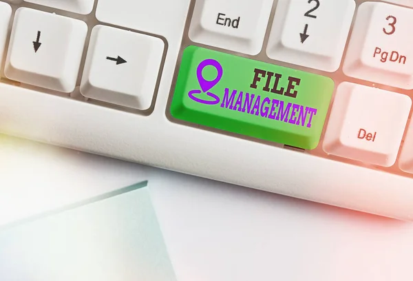 파일 관리를 보여 주는 문자 표지판. 데이터 관리를 위한 사용자 인터페이스를 제공하는 컨셉트 포토 컴퓨터 프로그램. — 스톡 사진