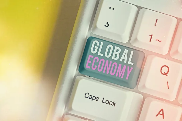 Conceptueel handschrift dat de wereldeconomie toont. Bedrijfs foto tekst Systeem van industrie en handel over de hele wereld Kapitalisme. — Stockfoto
