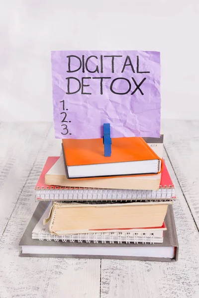 Texto de escritura digital Detox. Concepto que significa libre de dispositivos electrónicos Desconecte para volver a conectar libros apilados sin enchufar portátil pinza de ropa recordatorio de color madera blanca . — Foto de Stock