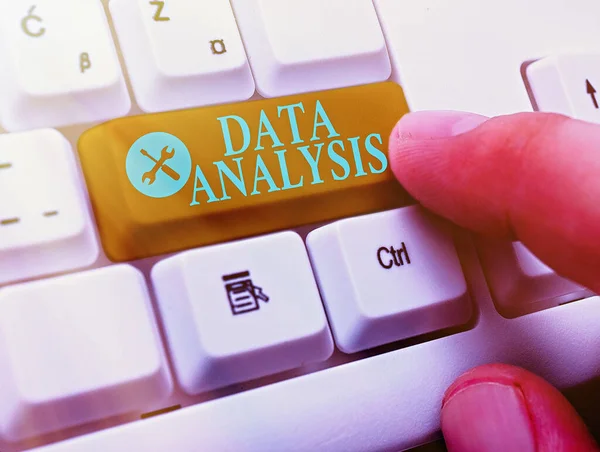 Tekstbord met data-analyse. Conceptuele foto Vertaal getallen naar Analytische Conclusie Prognoses. — Stockfoto