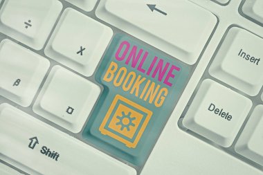 Online Rezervasyon 'u gösteren not yazıyorum. İnternet Otel konaklama bileti üzerinden iş fotoğrafı gösterimi rezervasyonu.