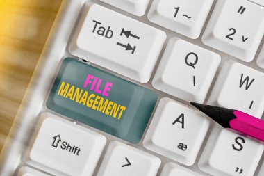 Dosya Yönetimi 'nin el yazısı metni. Veri yönetmek için kullanıcı arayüzü sağlayan bilgisayar uygulamasını kavra.