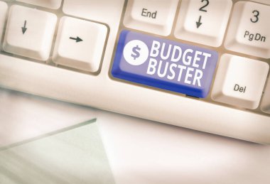 Budget Buster 'ı gösteren bir not yazıyorum. İş fotoğraflarında Tasasız Harcama Gereksiz Alışverişler Gereksiz harcamalar.