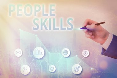 People Skills 'i gösteren bir not yazıyorum. İş fotoğrafı gösterimi İyi Geçinin Etkili İletişim Uyumluluğu Ulaşılabilir.
