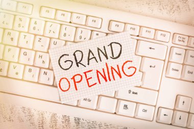 Büyük Açılışı gösteren bir not yazıyorum. İş fotoğraflarında Kurdele Yeni İşletme İlk Resmi Gününde Fırlatma Klavye Ofisi dikdörtgen şekilli kağıt hatırlatıcı ahşap.