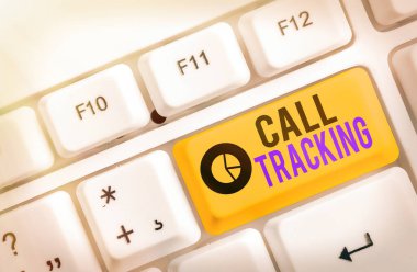 Sermaye kazançlarını gösteren bir not yazılıyor. İş fotoğrafı sergisi Tahviller Hisse Senetleri Gelir Vergisi Yatırım Fonları.