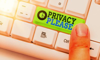 El yazısı yazarlığı Mahremiyet Lütfen. Kavram, birinden bireysel alanınıza saygı göstermesini istemektir..