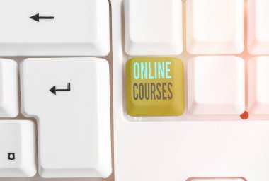 Çevrimiçi kursları gösteren not yazılıyor. Resmi Eğitimde devrim yaratan iş fotoğrafı sergisi İnternet üzerinden öğrenme.