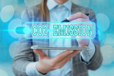 CO2 emisyonu yazan el yazısı metinleri. Kavram, zaman içinde sera gazlarının atmosfere salınması anlamına gelir..