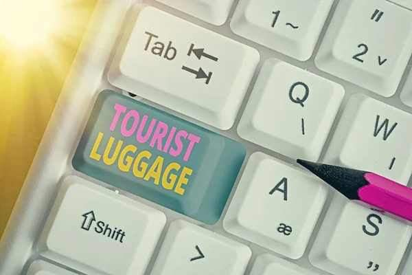 Kézírás szöveg írás Turista poggyász. Koncepció jelentése nagy táska, amely mindent tartalmaz, amire szükség van az utazáshoz. — Stock Fotó