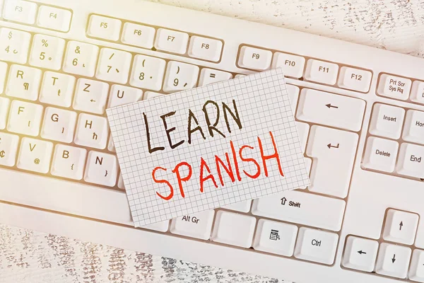 İspanyolca Öğrenmeyi gösteren bir not yazıyorum. İspanya 'da Çeviri Dili Sözcük Hazinesi Klavye Ofisi Dikdörtgen şekil kâğıdı anımsatıcı ahşap. — Stok fotoğraf
