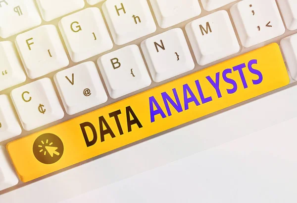 Handschrift tekst schrijven Data Analysts. Concept betekent Programmeur Ontwerp en Maak Rapport Identificeert patronen. — Stockfoto