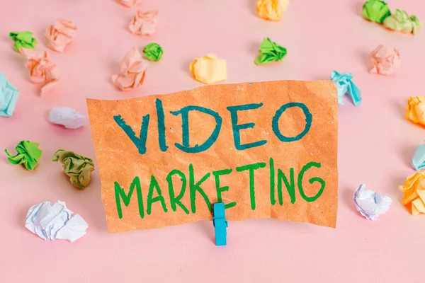 Koncepcionális kézírás a videó marketingről. Üzleti fotó szöveg hozzon létre rövid videókat konkrét témákról cikkek Színes gyűrött papírok üres emlékeztető rózsaszín padló ruhacsap. — Stock Fotó