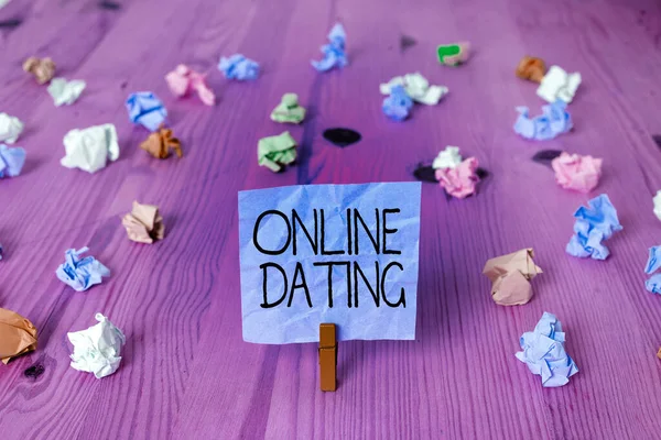 Handschriftliches Textschreiben beim Online-Dating. Konzept bedeutet Suche nach passenden Beziehungen eDating Video Chat. — Stockfoto