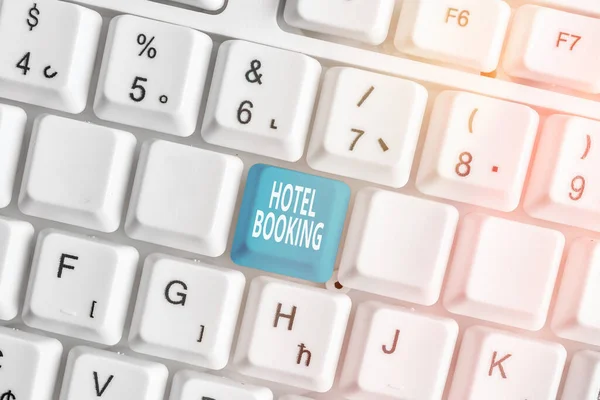 Schreibnotiz mit Hotelbuchung. Business-Foto zeigt Online-Reservierungen Presidential Suite De Luxe Hospitality. — Stockfoto