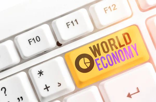 Schrijfbriefje met wereldeconomie. Bedrijfsfoto presentatie Global Worldwide Internationale markten wisselen geld uit. — Stockfoto