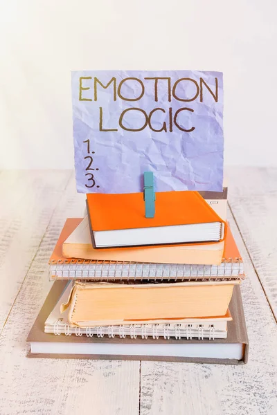 Texto de caligrafia Emotion Logic. Conceito que significa Coração ou Cérebro Alma ou Inteligência Confusão Equal Balance pilha empilhados livros caderno pin clothespin colorido lembrete branco de madeira . — Fotografia de Stock