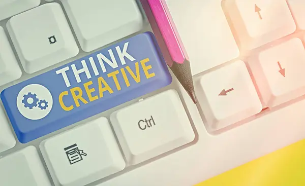 Χειρόγραφο κείμενο γραφής Think Creative. Έννοια που σημαίνει την ικανότητα να αντιλαμβάνονται μοτίβα που δεν είναι προφανή. — Φωτογραφία Αρχείου