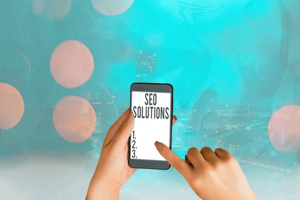Conceptuele hand schrijven Seo Solutions tonen. Zakelijke foto tekst zoekmachine resultaat pagina vergroten bezoekers door Rankings. — Stockfoto