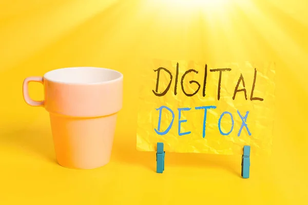 Tulisan tangan konseptual menunjukkan Detox Digital. Foto bisnis yang menampilkan Free of Electronic Devices Disconnect to Reconnect Unplugged Paper blue clothespin rectangle shape reminding yellow office. — Stok Foto