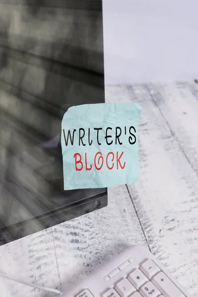 Signo de texto que muestra Writer S Block. Foto conceptual Condición de no poder pensar en qué escribir Papel de notación pegado a la pantalla del monitor del ordenador negro cerca del teclado blanco . — Foto de Stock