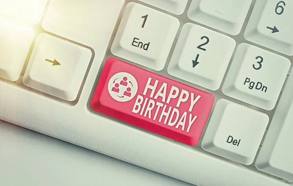 Palavra escrita texto Feliz Aniversário. Conceito de negócio para O aniversário de nascimento de um indivíduo é comemorado com presentes . — Fotografia de Stock