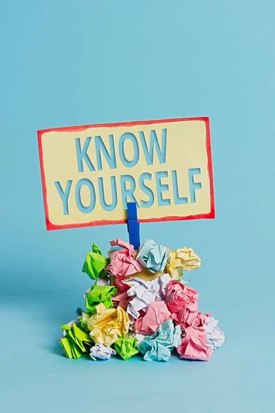 Az SMS-ben az áll, hogy "Ismerd magad". Fogalmi fotó Megtalálni Megértése Erő és gyengeségek Azonosság Emlékeztető halom színes gyűrött papír ruhacsap emlékeztető kék háttér. — Stock Fotó