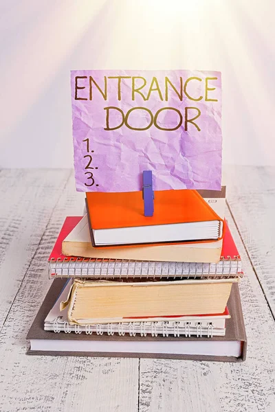 Texto de caligrafia Porta de entrada. Conceito significado Way in Doorway Gate Entrada Entrada Entrada Passagem Portal pilha empilhados livros caderno pin clothespin colorido lembrete branco de madeira . — Fotografia de Stock