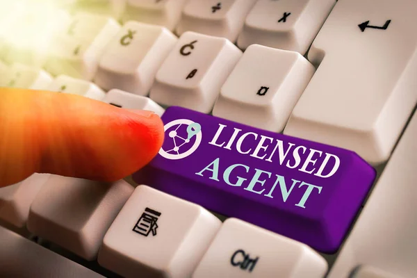 Signo de texto que muestra Agente con licencia. Foto conceptual Vendedor autorizado y acreditado de pólizas de seguro . — Foto de Stock