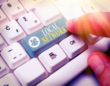 Yerel Ağı gösteren not yazılıyor. Intertranet LAN Radyo Dalgaları DSL Boradband Bağlantısını gösteren iş fotoğrafı.