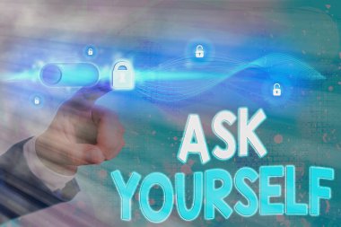 Kendine Sor 'u gösteren kavramsal el yazısı. İş fotoğrafı metni Geleceği Düşünen Yaşam Hedeflerinin Anlamı ve Amacı.