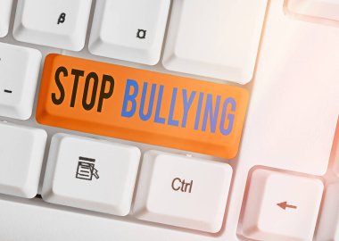 Durdurmak zorbalık gösterilen Not yazma. Mücadele ve kaldırma bu saldırgan kabul edilemez davranış vitrine iş fotoğraf.