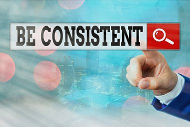 Tutarlı Ol 'u gösteren bir not yazıyorum. İş Fotoğrafları: Üniformalı Daimi Firma Değişmez Uyum.