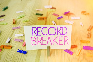 Rekor kırıcıyı gösteren mesaj işareti. Kavramsal fotoğraf biri ya da bir şey önceki en iyi sonucu yener.