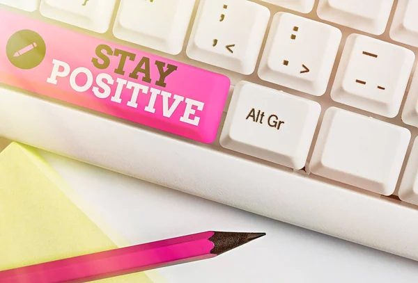 Palavra escrita texto Mantenha-se positivo. Conceito de negócio para engajar-se em reflexões de Uplifting Seja otimista e real . — Fotografia de Stock