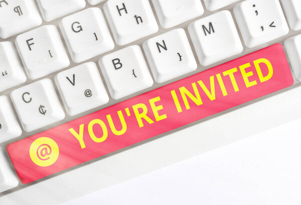 Знак с надписью You Re Invited. Пожалуйста, присоединяйтесь к нам в нашем празднике Добро пожаловать
.