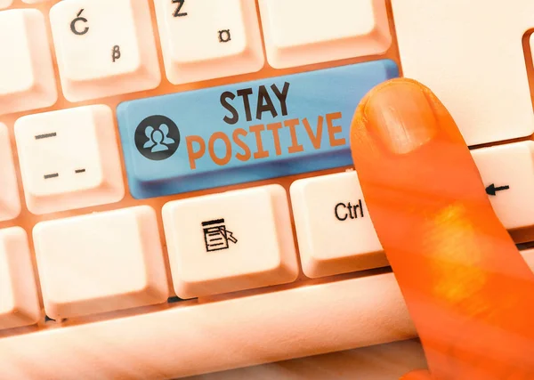 Escrita de mão conceitual mostrando Stay Positive. Texto da foto de negócios Envolva-se em pensamentos de Uplifting Seja otimista e real . — Fotografia de Stock