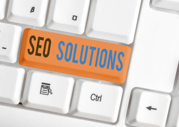 Nota de escritura que muestra Seo Solutions. Foto de negocios mostrando motor de búsqueda Resultado Página Aumentar los visitantes por Rankings . — Foto de Stock