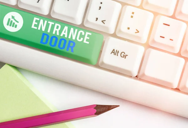 Schrijfbriefje met toegangsdeur. Zakelijke foto presentatie manier in deuropening poort ingang inkomend Ingres Passage Portal. — Stockfoto