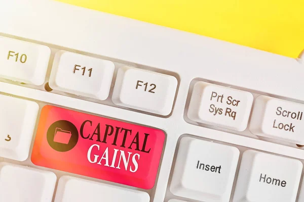 Woord schrijven tekst Capital Gains. Bedrijfsconcept voor aandelen in obligaties Winstbelasting Investeringsfondsen. — Stockfoto