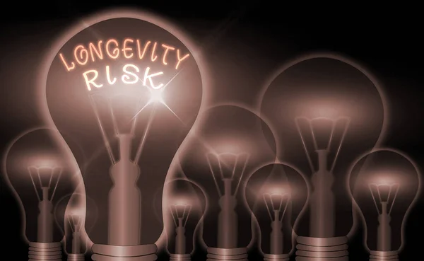 Почерк написания текста Longevity Risk. Понятие, означающее потенциальную угрозу в связи с увеличением продолжительности жизни пенсионеров . — стоковое фото