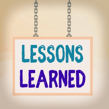 Ders Öğrenilmiş 'i gösteren bir not yazıyorum. İş fotoğrafı görüntüleme bilgisi, pozitif ve negatif deneyimleri yansıtır. Beyaz tahta dikdörtgen çerçeve eklenmiş yüzey zinciri paneli.