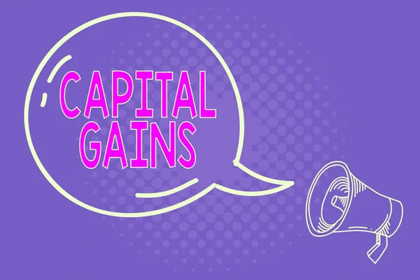A Capital Gains kézírása. Koncepció jelentése Kötvények Részvények Állományok Nyereségadó Befektetési alapok Üres Átlátszó beszéd buborék ragyogó ikon és körvonalazott hangosbeszélő. — Stock Fotó