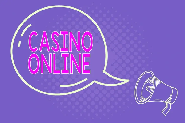 Escritura a mano de texto Casino en línea. Concepto que significa juego de póker de computadora Gamble Royal Bet Lotto High Stakes Burbuja de habla transparente en blanco con icono brillante y contorno de megáfono . — Foto de Stock