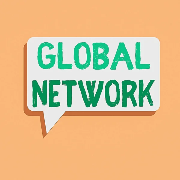 Kézírás szöveg írás Global Network. Koncepció jelentése Minden olyan kommunikációs rendszer, amely átfogja az egész Földet Téglalap alakú beszédbuborék szilárd színben és árnyék vizuális kifejezésben. — Stock Fotó