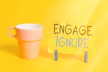 Görmezden gelinen Kavramsal el yazısı. İş fotoğraflarında Sessiz Tedavi Yönlendirici Cezalandırma Kağıtlardan kaçınma Mavi çamaşır iğnesi şekilli dikdörtgen hatırlatıcı sarı ofis.